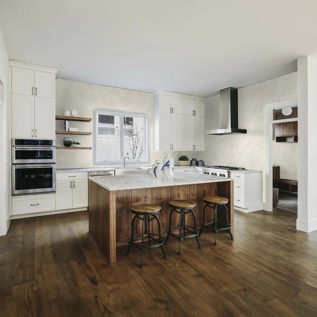 Cocina clásica con pisos de madera